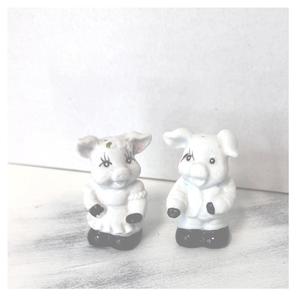 Vintage Pig Salt&Pepper Shaker White &Black. Tiny Collectible Farmhouse Decor